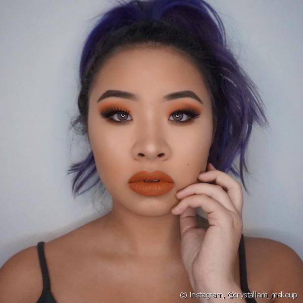 As orientais também ficam super bem com batom laranja e podem explorar as cores na make dos olhos Instagram: @crystallam_makeup